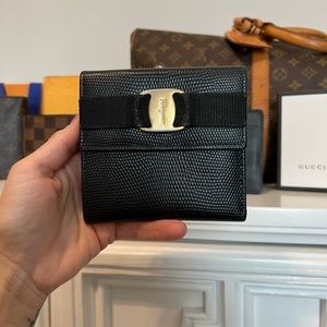 🖤FERRAGAMO BLACK COMPACT WALLET🖤